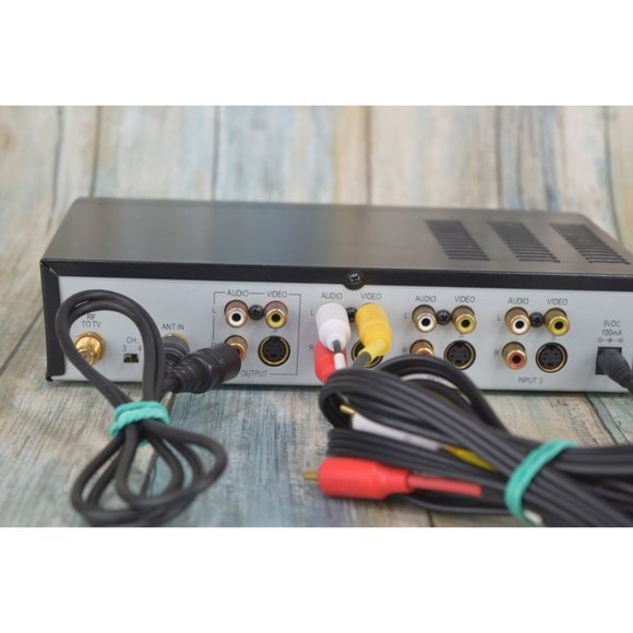 RCA Video Source Selector With RF Modulator Switcher CRF940 Gaming / DVD - Picture 6 of 9